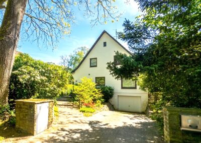 Sonnige Perspektiven in Volksdorf: Solide Substanz in Bestlage im Grünen