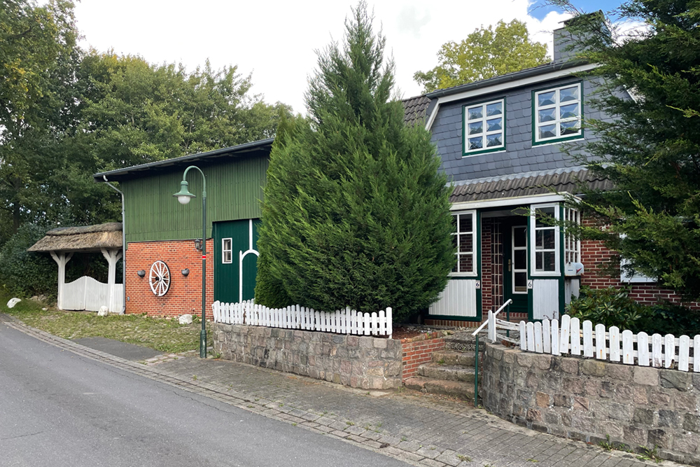 Historisches Landhaus mit idyllischem Garten und altem Baumbestand