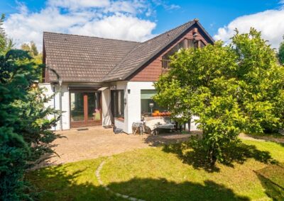 Großzügig Wohnen in Seenähe: Einzigartiges Anwesen mit Traumgarten u. Schwimmbad
